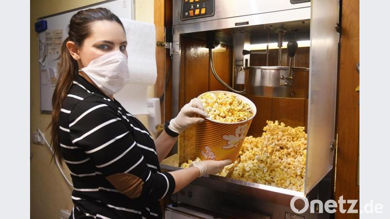 Auch wenn die Kinos aktuell keine Filme zeigen dürfen, steht Lisa Nadler trotzdem regelmäßig an der Popcorn-Maschine im Neue-Welt-Kino in Weiden. Denn das Kino liefert Popcorn und auch Nachos. Bild: Gabi Schönberger