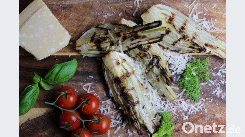 Nach dem Grillen kann der Fenchel je nach Geschmack zum Beispiel mit Parmesan bestreut werden. Bild: Matthias Würfl