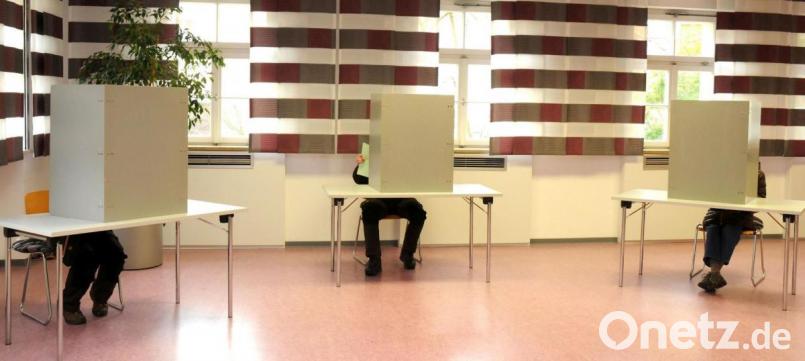 In der Wahlkabine und bei der Briefwahl hat der Wähler im März entschieden, dass keine Partei im Kreistag die absolute Mehrheit erhalten soll. Nun wird sondiert. Bild: Stephan Huber