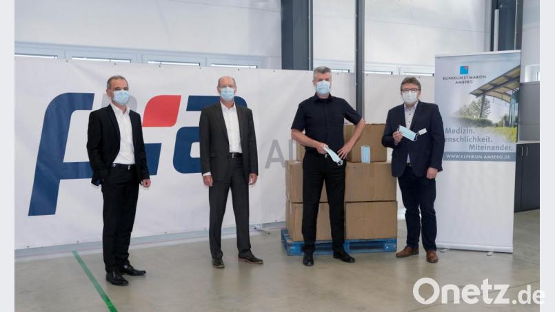 Im Bild von links von der PIA Automation Amberg GmbH Lothar Mehren, die Geschäftsführer Armin Schalk und André Vales sowie Hubert Graf für das Klinikum St. Marien. Bild: Klinikum/Dietl/exb