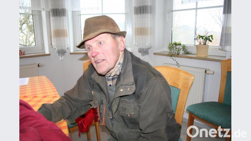 Wolfgang Reiß hat ein besonderes Hobby: Er misst in Eschenbach regelmäßig die Niederschlagsmenge – und das seit 45 Jahren. Bild: gpa