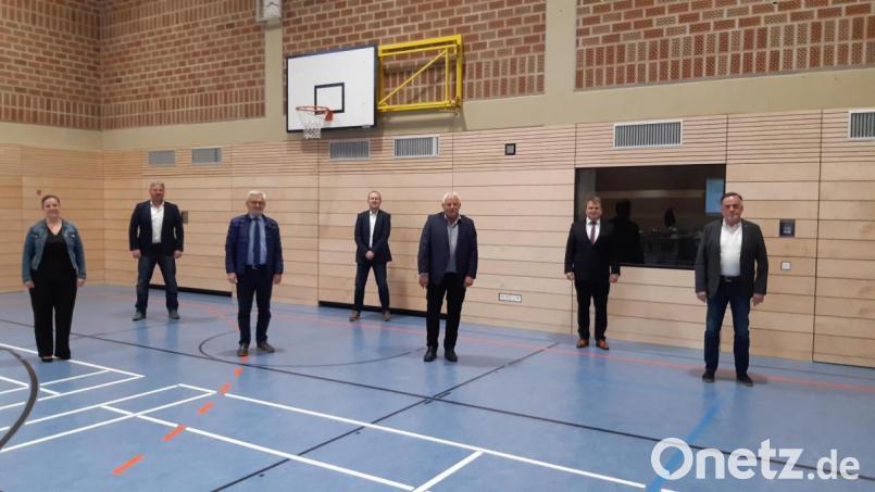 Gruppenfoto in Coronazeiten: Bürgermeister Karlheinz Budnik (Zweiter von rechts) verabschiedet in der Mehrzweckhalle, die aus dem Gremium ausscheidenden Stadträte (von links): Katja Stessmann, Matthias Schandri, Josef Söllner, Andreas Egeter, Rupert Fröhlich und Hans Senft. Bild: Lowak