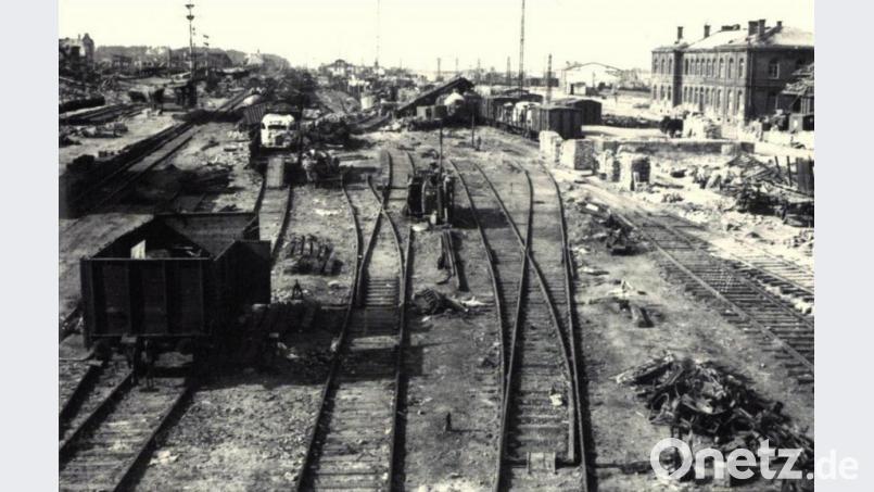 Der Bahnhof und das umgebende Gelände nach den Bombenangriffen. Archivbild: gjb