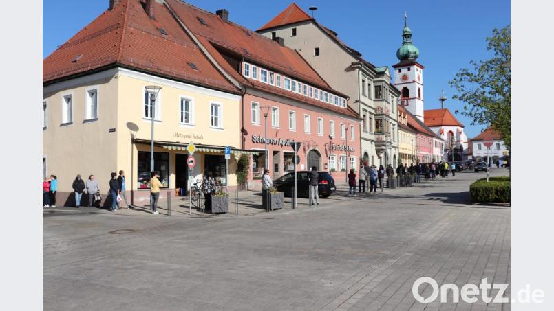 Vor dem Tirschenreuther Rathaus bildete sich am Mittwoch eine lange Menschenschlange. Die Bürger standen lange an, um kostenlos zwei Masken pro Haushalt zu erhalten. Bild: exb/Stadt Tirschenreuth