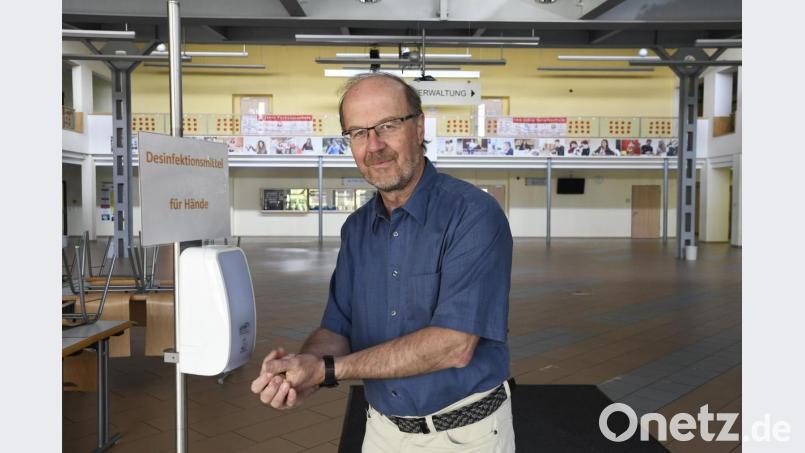 Martin Wurdack, der Leiter des Beruflichen Schulzentrums an der Raigeringer Straße, zieht alle Hygiene-Register. Er will seine Schüler und Lehrer so gut es geht vor Ansteckungen schützen. Bild: Petra Hartl