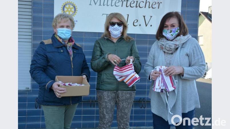 Rita Steinkohl (Mitte) übergab an Tafel-Vorsitzende Nicole Fürst (rechts) und Tafel-Leiterin Anni Riedl selbstgemachte Schutzmasken für die ehrenamtlichen Mitarbeiterinnen und Mitarbeiter der Tafel, damit sie zum Start der Tafel am heutigen Samstag auch ausreichend geschützt sind. Bild: jr