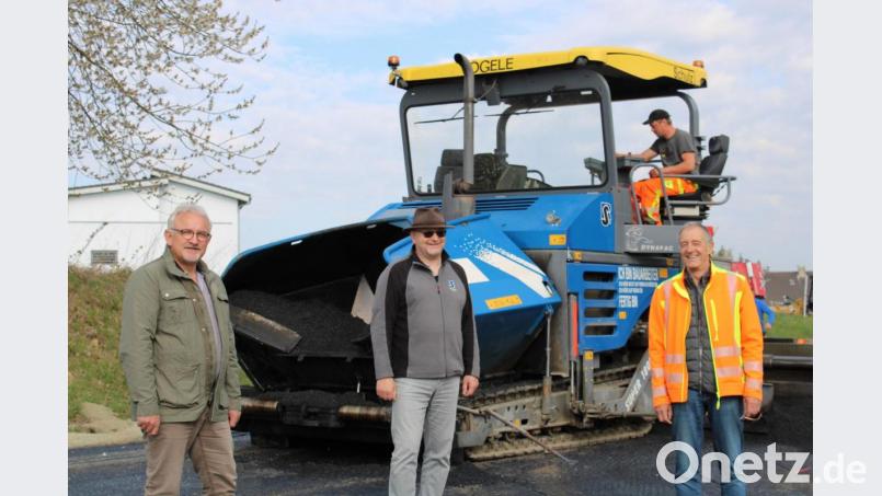 Bürgermeister Rudolf Schopper (links) dankt bei einem Ortstermin Planer Wolfgang Kraus (Mitte) und Bauleiter Jochen Zuber für die gute Zusammenarbeit bei der Sanierung. Bild: exb