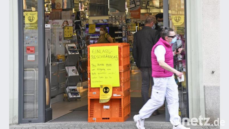 Ab Montag dürfen viele Geschäfte in Amberg wieder öffnen, die bisher geschlossen bleiben mussten. Für das Einkaufen gelten aber strenge Regeln, wie bereits hier in einem Drogeriemarkt umgesetzt wird. Bild: Petra Hartl