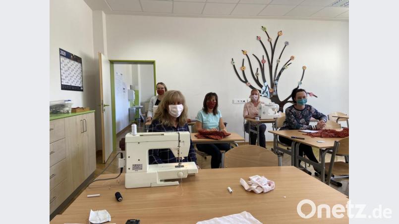 Das Team des Städtischen Kinderhauses Tausendfüßler um Leiterin Brigitte Nickl (vorne) ist in die Masken-Fertigung eingestiegen. Die Produkte sind ab Montag in mehreren Geschäften in Waldsassen erhältlich. Bild: exb