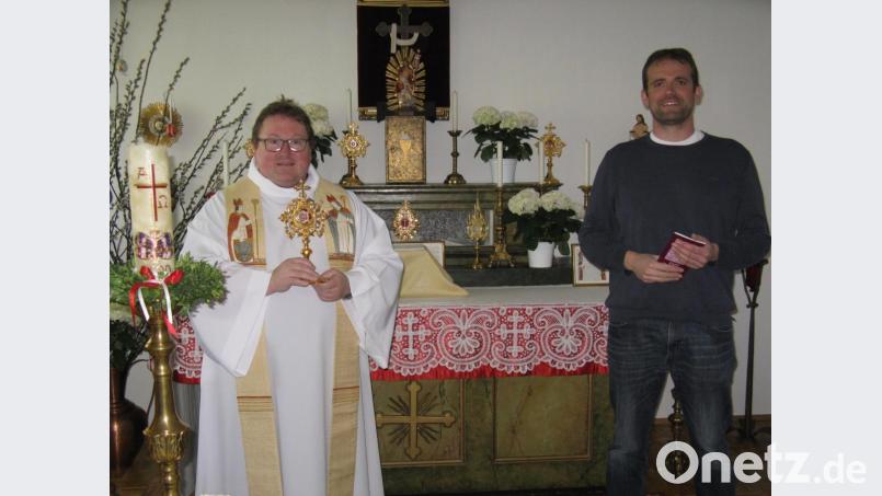 Nach jeder Werktagsmesse betet Pfarrer Sven Grillmeier (links mit der Reliquie des heiligen Sebastian) eine Sebastianslitanei. Christian Bäß unterstützt ihn bei der Live-Übertragung von Gottesdiensten auf Youtube. Bild: exb