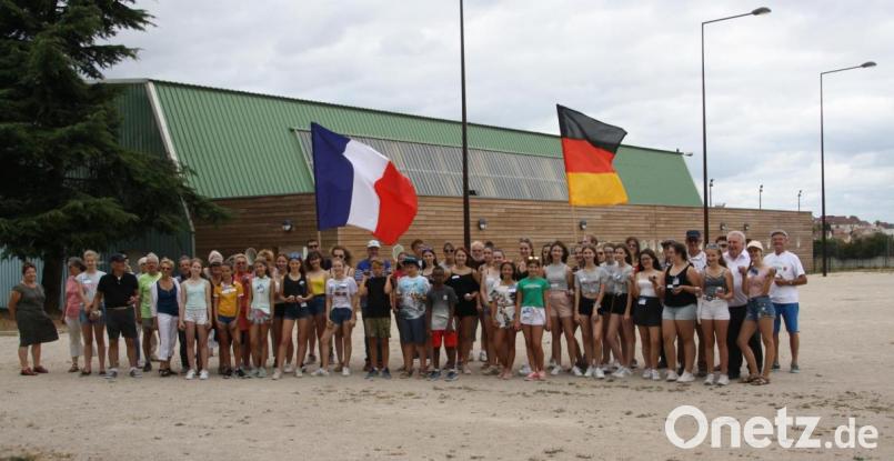 Peter Gold (Dritter von rechts) mit der Jugendgruppe aus Tirschenreuth und Jugendlichen aus Frankreich. Bild: exb