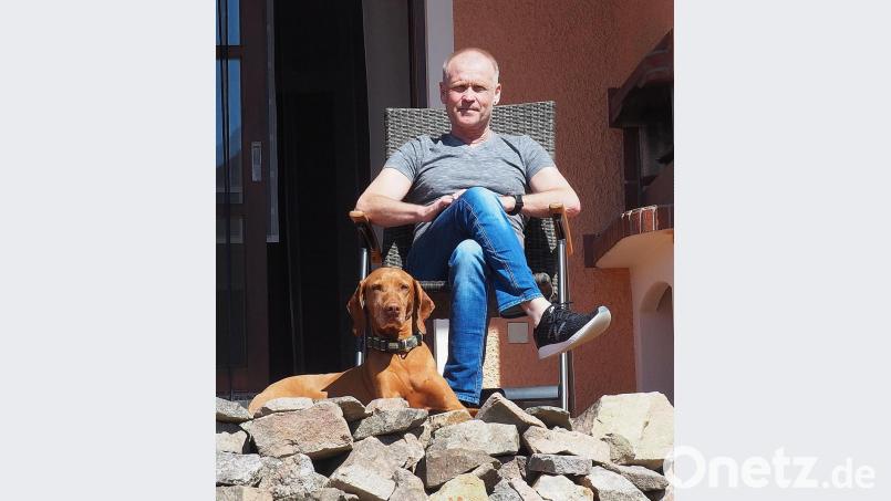 Karl Reis muss die Sportaktivitäten erst einmal einschränken. Jetzt ist Regeneration angesagt. Hund Sally hilft ihm dabei. Bild: Bühner