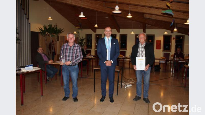 Bürgermeister Maximilian Beer (Mitte) verabschiedet Johann Plößl (links) und Johann Gürtler (rechts) aus dem Marktrat Schwarzhofen. Bild: pko