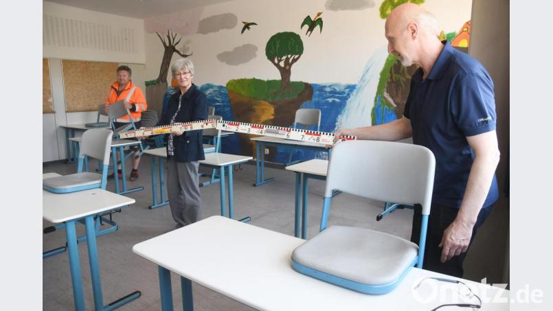Stühlerücken für den Schulstart in den Abschlussklassen am Montag: Am Kepler-Gymnasium Weiden treffen Hausmeister Silvio Tröger, Schulleiterin Sigrid Bloch und stellvertretender Schulleiter Johannes Wagner am Donnerstag Vorbereitungen, damit der Mindestabstand von 1,50 Metern eingehalten werden kann. Bild: Gabi Schönberger