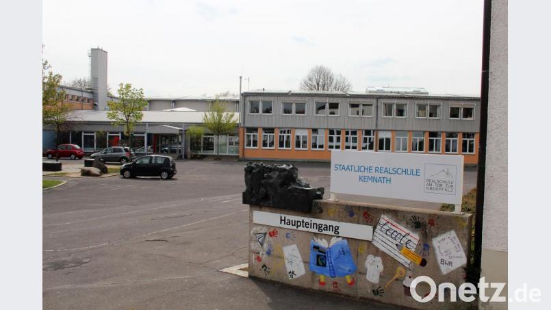 Am Montag startet in Kemnath für die Abschlussklassen wieder der Unterricht an der Realschule sowie (im Hintergrund) an der Mittelschule. Bild: stg