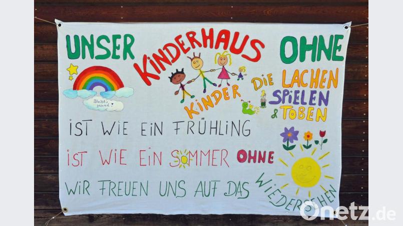 Dieses bunte Plakat ziert die Fassade des Kirchenthumbacher Kinderhauses. Bild: ü