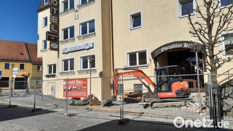 Die Abbrucharbeiten am Oberpfälzer Hof haben begonnen. Doch bevor die Abrissbirne kommt, ist noch viel zu tun, vor allem im Inneren des Gebäudes. Bild: Lowak
