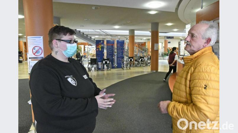 Ab sofort muss jeder, der das Klinikum betritt, eine Maske tragen. Darüber wird ab Montag nicht zuletzt das Securtiy-Personal, hier am Eingang des Klinikums Weiden im Gespräch, erklären. Archivbild: Petra Hartl