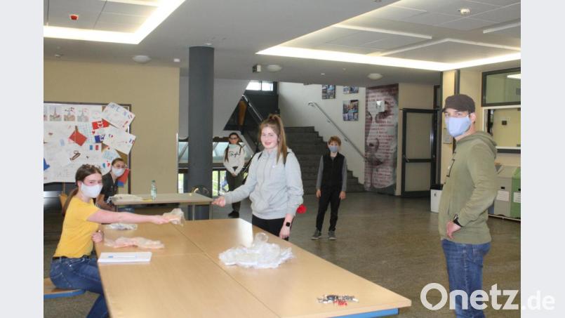 Bei der Ausgabe der Gesichtsmasken für alle Schüler des Ortenburg-Gymnasiums gab es am Freitag kein Gedränge, denn die Aktion ging nach Altersstufen gestaffelt in der weitläufigen Aula über die Bühne. Bild: ihl