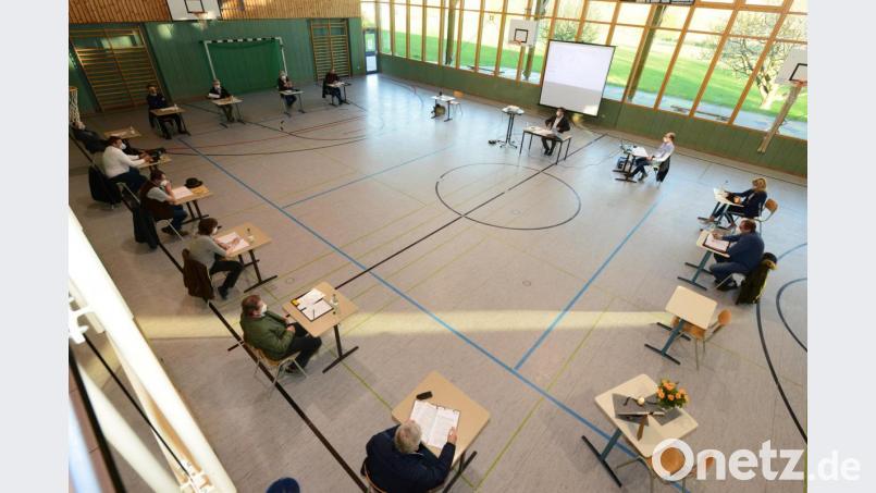 Mit Masken und in ausreichender Entfernung traf sich der Pleysteiner Stadtrat zu seiner Sitzung am Dienstagabend in der Turnhalle der Zottbachtalschule. Auf dem Platz des verstorbenen Stadtrats Helmut Rewitzer stand ein Portrait und ein Blumenstrauß. Bild: bey
