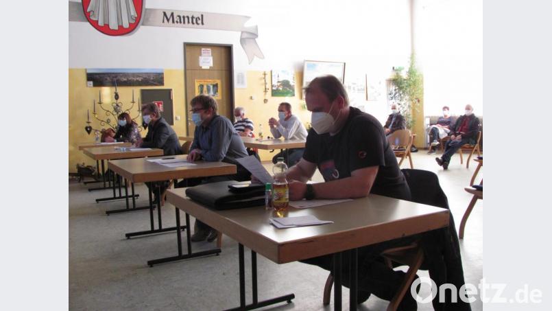 Die Marktgemeinderäte sowie die Zuhörer tragen Mund-Nase-Masken und sitzen in der Mehrzweckhalle zwei Meter auseinander. Bild: sei