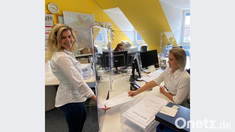 Lichtwerbung Greiner verwendet die transparenten Schutzwände auch in den eigenen Büros. Martina (links) und Lisa (rechts) schätzen die zusätzliche Sicherheit. Bild: Völkl