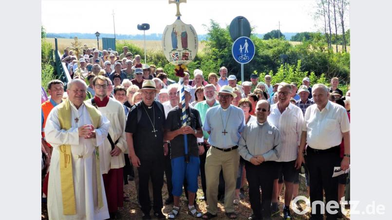 Ein Foto von der Wallfahrt nach Planá im Sommer 2019, an der unter anderem der Regensburger Bischof. Rudolf Voderholzer (vorne, Vierter von links)., Bürgermeister Franz Stahl (vorne, Zweiter von rechts) und Tirschenreuths Stadtpfarrer Georg Flierl (vorne, rechts) teilnahmen. Bild: Stadt Tirschenreuth/exb