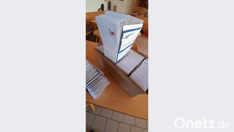 Jeweils zwei Masken pro Haushalt wurden in Kuverte verpackt. Bild: twg