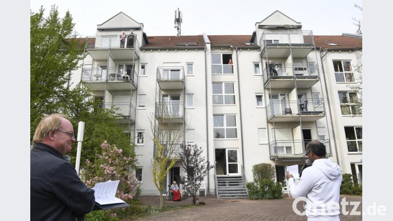 Gebetsstunde auf dem Seniorenheim-Parkplatz: „Das ist wie in Rom – nur dass Sie oben sind und wir hier unten“, scherzte Pfarrer Wolfgang Bauer (links), der mit Pfarrvikar Pater Thomas am Freitagnachmittag eine Andacht mit den Bewohnern des Seniorenzentrums Antonius Kümmersbruck feierte. Bild: Petra Hartl