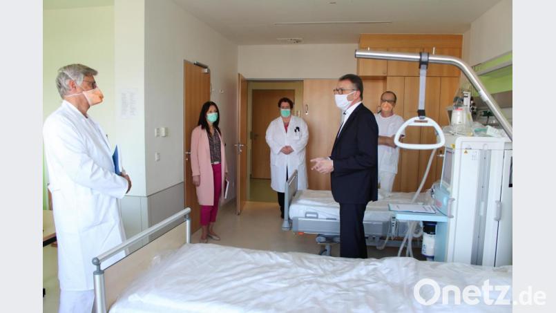 Tirschenreuths Bürgermeister Franz Stahl (Zweiter von rechts) informierte sich vor Ort über die aktuelle Situation am Krankenhaus Tirschenreuth bei Chefarzt Prof. Dr. Edgar Pscheidl, Krankenhausleiterin Claudia Kost, Ärztlicher Direktorin Elisabeth Eißner und Chefarzt Dr. Rafael Ulrych. Bild: exb