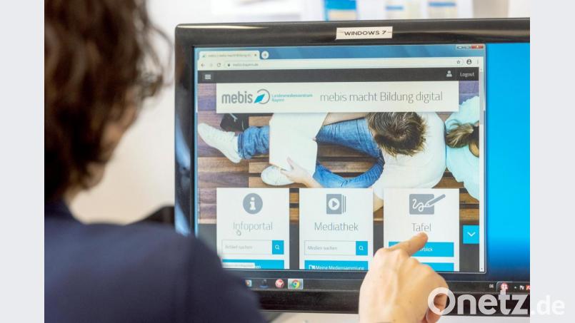 Eine Lehrerin sitzt vor einem Computermonitor mit dem Programm &quot;Mebis · Landesmedienzentrum Bayern&quot;. Bild: Armin Weigel/dpa
