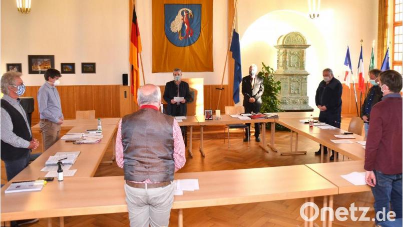 Zum Gedenken an den ehemaligen Stadtrat Wolfgang Töppel, der in der Nacht zum Montag verstorben ist, erheben sich die Vohenstraußer Stadträte in der Haushaltssitzung zu einer Schweigeminute. Bild: fjo