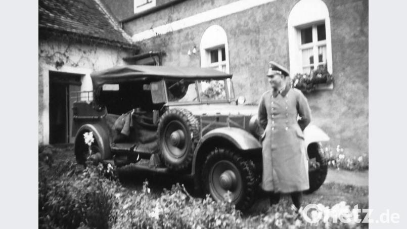 Kurz vor Kriegsende in Schönsee aufgenommen: Ein deutscher Wehrmachtsoffizier steht mit seinem Fahrzeug vor dem Pfarrhof, der seinerzeit als Besprechungsort diente. Archivbild: Scharnagl