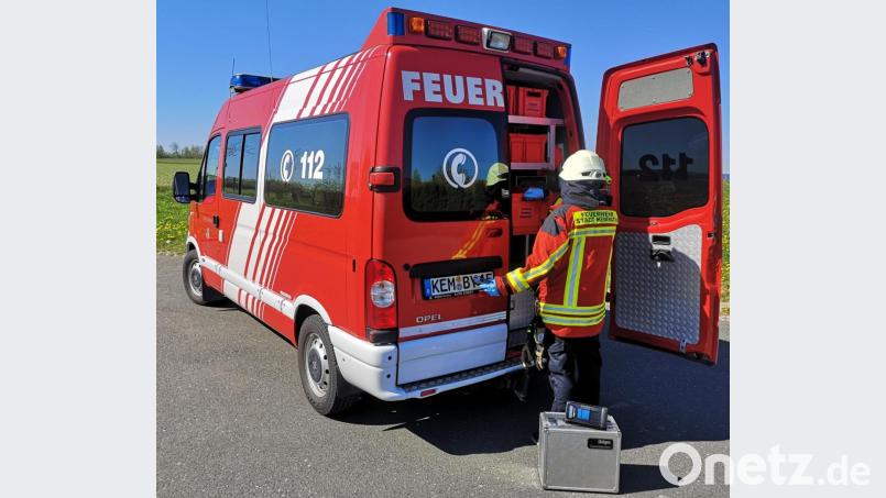 Eine Einsatzkraft bereitet die Gasmessausrüstung für den Einsatz in Neustadt am Kulm vor. Eine Person hat einen merkwürdigen Geruch wahrgenommen und einen Notruf abgesetzt.