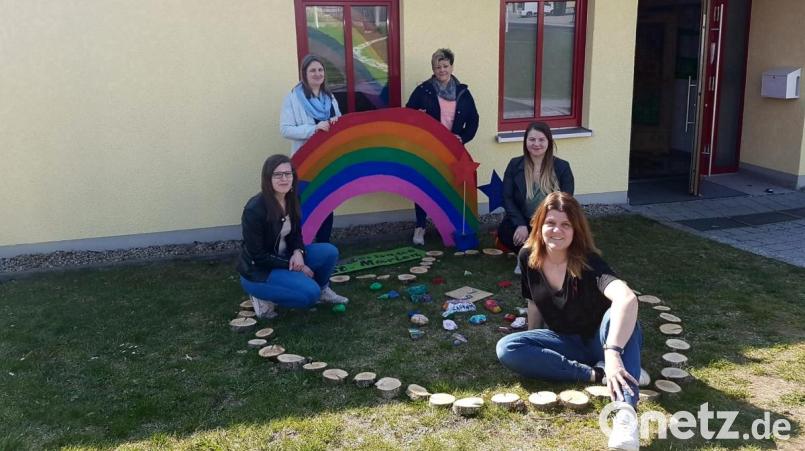 Das große Herz neben dem Kinderhaus-Eingang gestalteten die Erzieherinnen. Im Bild (von links) Tamara Hauptfleisch, Uta Drlicek, Jasmin Araci, Laura Hartmann und (vorne) Kinderhaus-Leiterin Katja Höfer-Nickl. Bild: wro