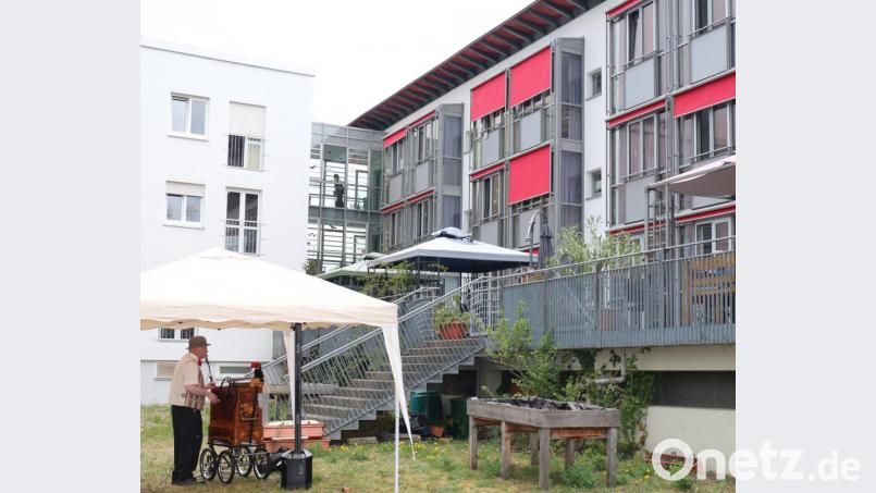 Das Konzert fand im Garten des Seniorenzentrums statt. Schnell öffneten die Bewohner die Fenster um die willkommene Abwechslung zu genießen. Bild: rpp