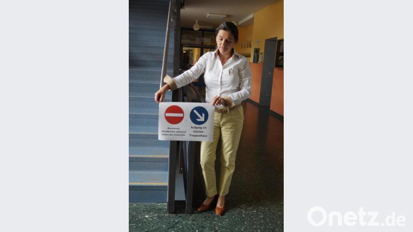 In der Gregor-von-Scherr Realschule erwartet die Abschlussklassen am Montag eine Einbahnregelung. Schulleiterin Diana Schmidberger zeigt die Beschilderung. Bild: exb/Gregor-von Scherr-Realschule