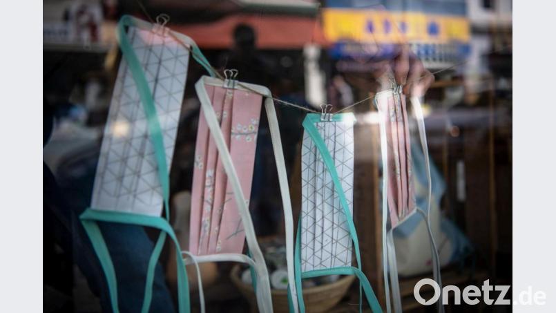 Mit Maskenpflicht und Hygiene-Standards: Die Abschlussklassen tasten sich am Montag zurück in die Schule. Symbolbild: Sina Schuldt/dpa