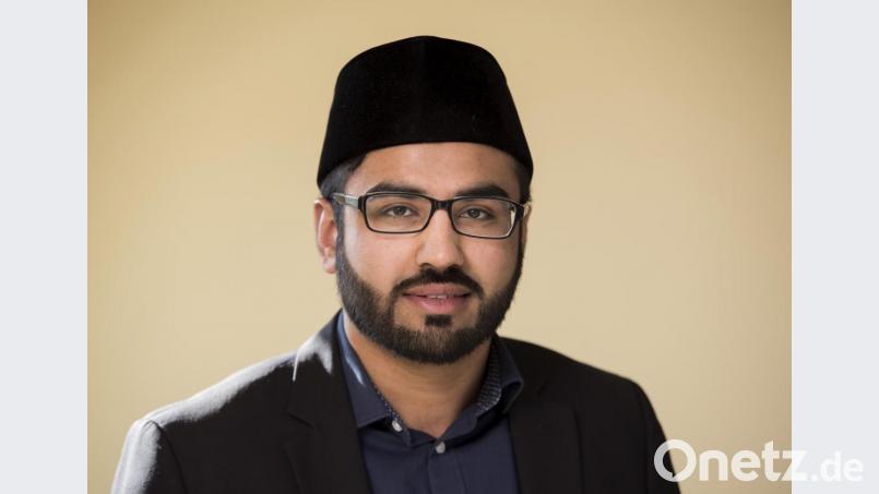 Usman Naveed, Imam der Ahmadiyya Muslim Jamaat Regensburg, ist ein wenig wehmütig, weil der Ramadan wegen Corona nicht in der Moschee zelebriert werden kann. Bild: Stephan Goerlich