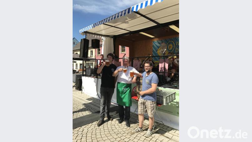 Sehr stolz ist der scheidende Bürgermeister darauf, im Ort wieder eine Brauerei zu haben: Günter Stich (Mitte) mit Braumeister Ludwig Koch (links) und Brauhaus-Mitarbeiter Fabian Schnödt. Bild: exb