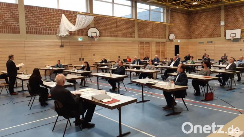 Um genügend Abstand zu halten zu können, tagt der Stadtrat Windischenbach in der Mehrzweckhalle. Bild: Lowak