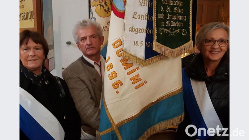 Die Fahnensektion besteht aus (von links) Anneliese Widemann, Heinrich Kleber und Adele Lindner. Bild: gz