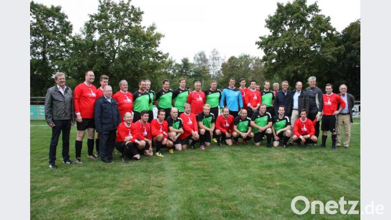 Ein Foto, das im September 2015 in Lauf aufgenommen wurde. Es zeigt die Tirschenreuther und die Laufer &quot;Fußballmannschaft&quot;. Fast alle Spieler gehören den jeweiligen Stadträten und Stadtverwaltungen an. Mit auf dem Foto sind Laufs Erster Bürgermeister Benedikt Bisping (stehend, Vierter von rechts), der dort noch bis zum 30. April im Amt sein wird sowie Tirschenreuths Erster Bürgermeister Franz Stahl (stehend, Fünfter von rechts). Bild: exb