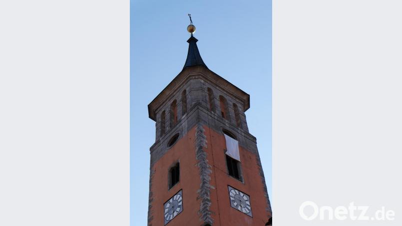 Zum Gedenken an eine mutige Tat zu Kriegsende wurde an der Flosser evangelischen Kirche erneut die weiße fahne gehisst. Bild: le