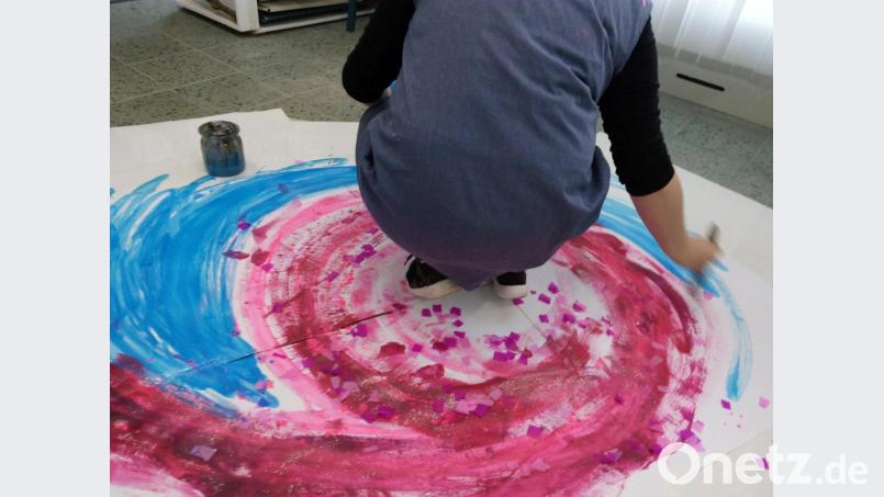 Dieses Bild zeigt eine Klientin, die einen Schutzraum um sich malt, weil sie durch ein Trauma ihr Vertrauen in die Welt verloren hat. Es ist „aktives Gestalten“ in einer ohnmächtigen Position. Bild: privat