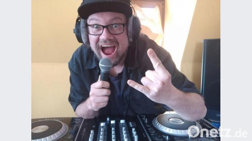 DJ Dr. Love alias Winni Rudrof ist ein großer Rock-im-Park-Fan. Weil das Festival heuer ausfällt, legt er die Songs der Bands, die heuer dort aufgetreten wären, live im Wohnzimmer auf und streamt das ins Netz. Bild: exb