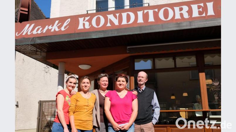 Die drei Schwestern Nadine, Natalie und Nicole gehören als Verkaufspersonal zum stets freundlichen &quot;Inventar&quot; der Bäckerei Markl. Rechts Firmenchef Thomas Markl und Ehefrau Martina (Dritte von rechts). Bild: mab