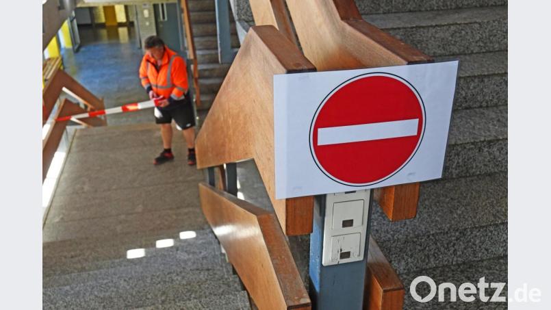 Kepler-Hausmeister Silvio Tröger sperrt eine Treppe im Gymnasium ab. Schilder und Absperrbänder weisen auf eine "Einbahnstraßenregelung" auf den Treppen hin. Bild: Gabi Schönberger