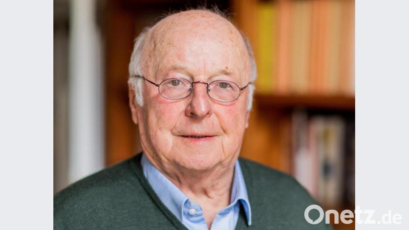 Norbert Blüm (CDU), ehemaliger Arbeits- und Sozialminister, steht 2019 in seinem Arbeitszimmer. Bild: Rolf Vennenbernd/dpa