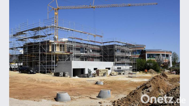 Direkt neben dem Kümmersbrucker Rathaus (rechts im Hintergrund) entsteht gerade der erste von insgesamt drei Gebäudekomplexen mit seniorengerechten Wohnungen und auch drei Gewerbeeinheiten. Bild: Petra Hartl